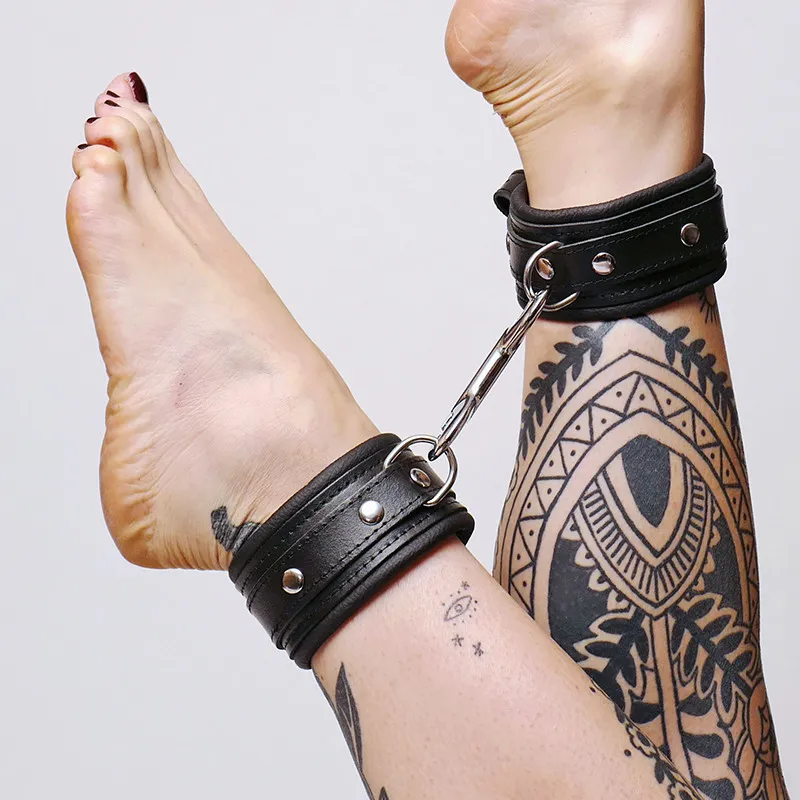 Gepolsterte Lederknöchelriemen mit silbernen Befestigungen