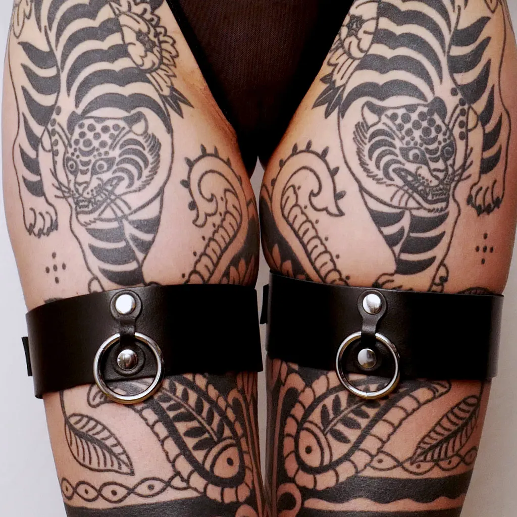 Lederfesseln für Oberschenkel Kollektion Ringe Schwarz