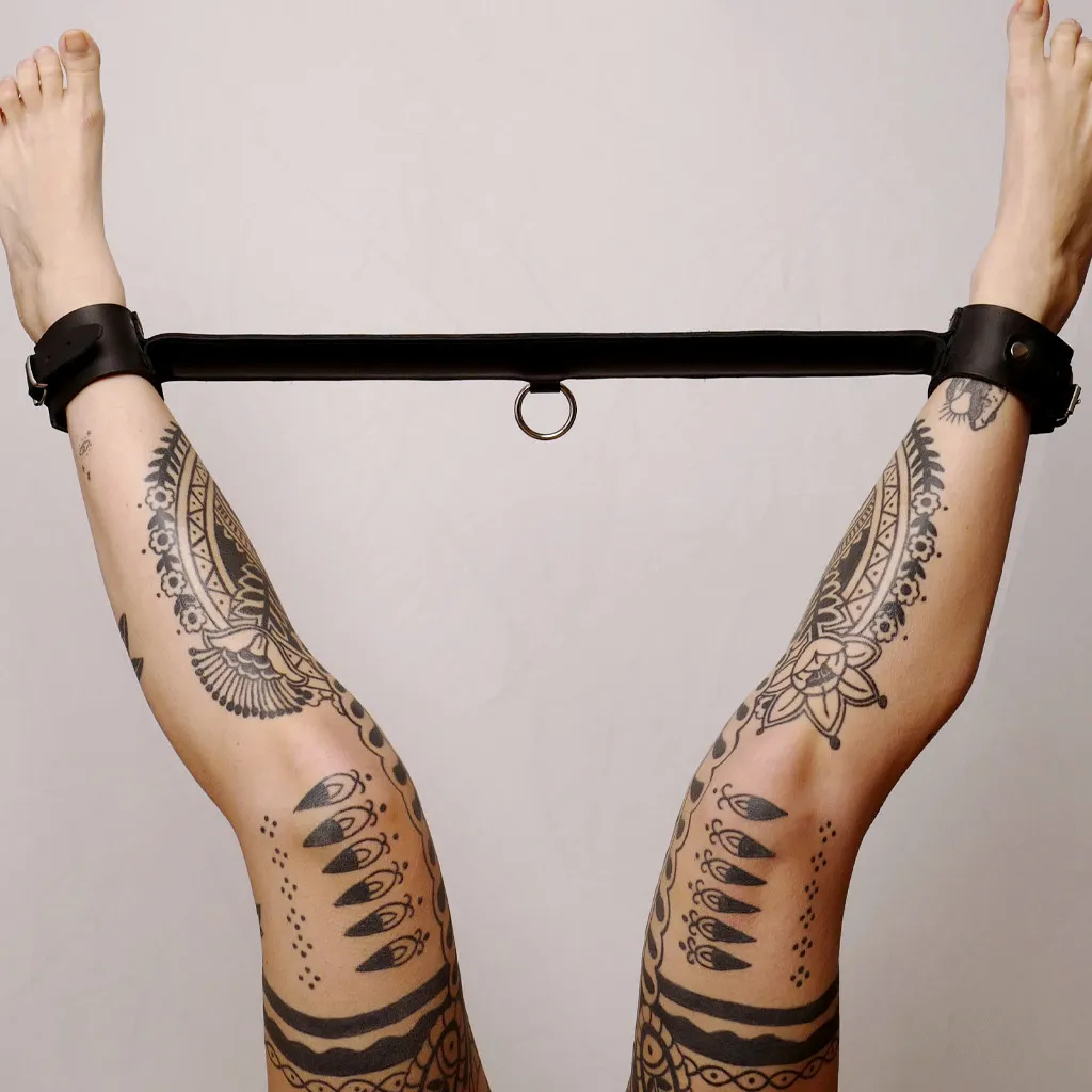 Lederspannstange und schwarzer Ring