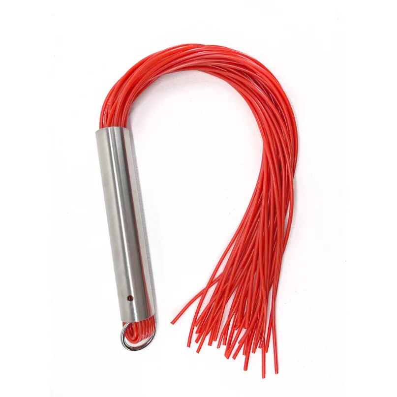 Roter Mann Martinet mit Metallgriff und PVC-Riemen