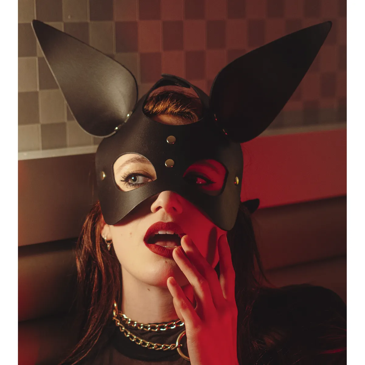 Schwarze und goldene Hasenohrenmaske