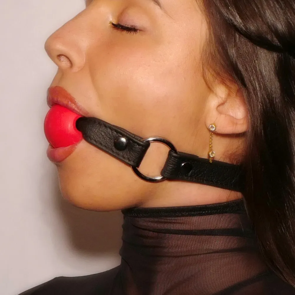 Schwarzer Ballknebel roter Ballknebel