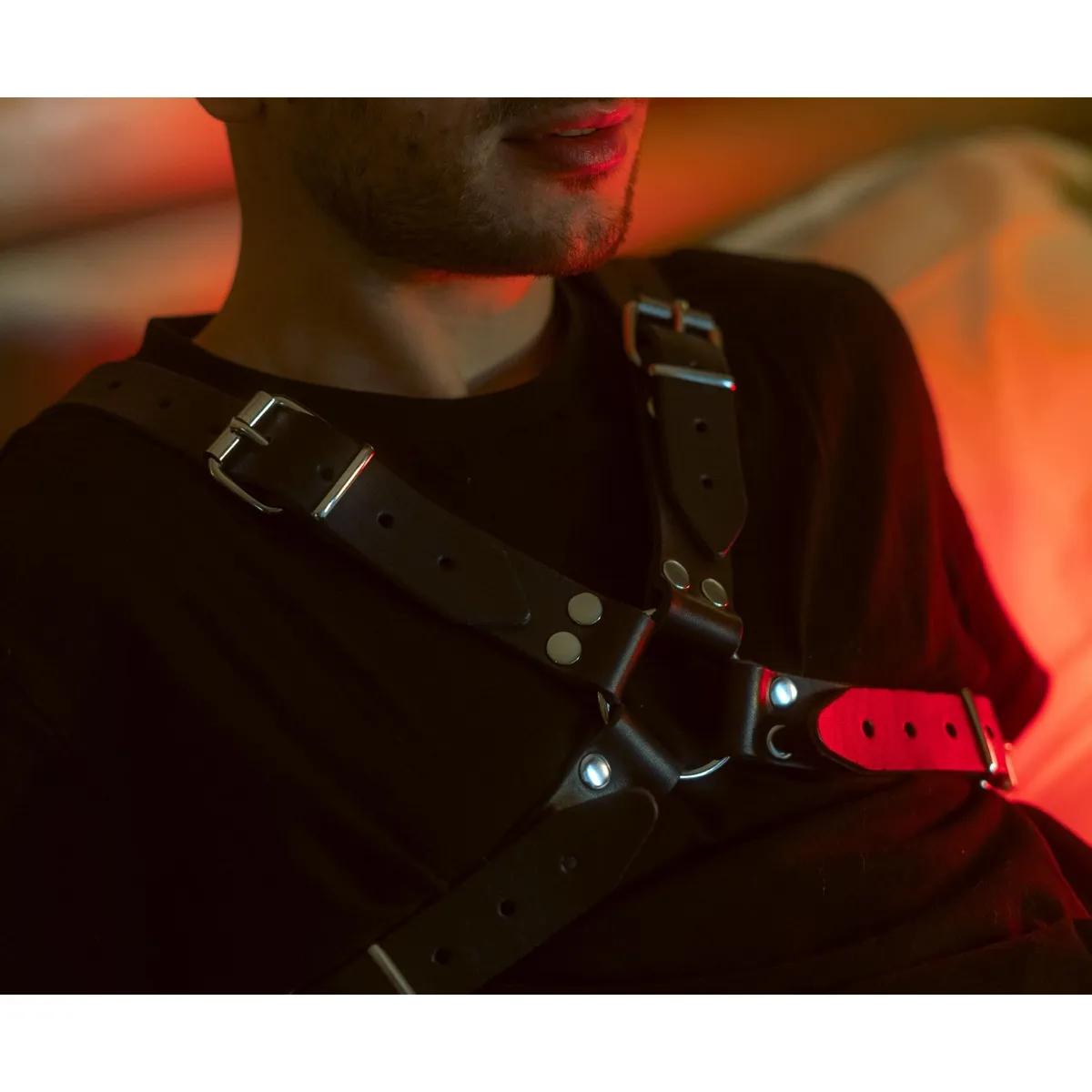 Schwarzes Leder-Brustgeschirr für Männer in X-Form – Bild 3