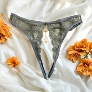 Grauer String mit Schmuck in zufälliger Farbe und goldener Kette – PA05MGREY