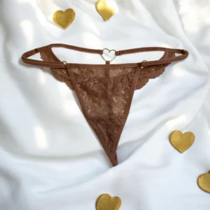 Taupefarbener Spitzenstring mit goldenem Herzschmuck – PA02MBRW