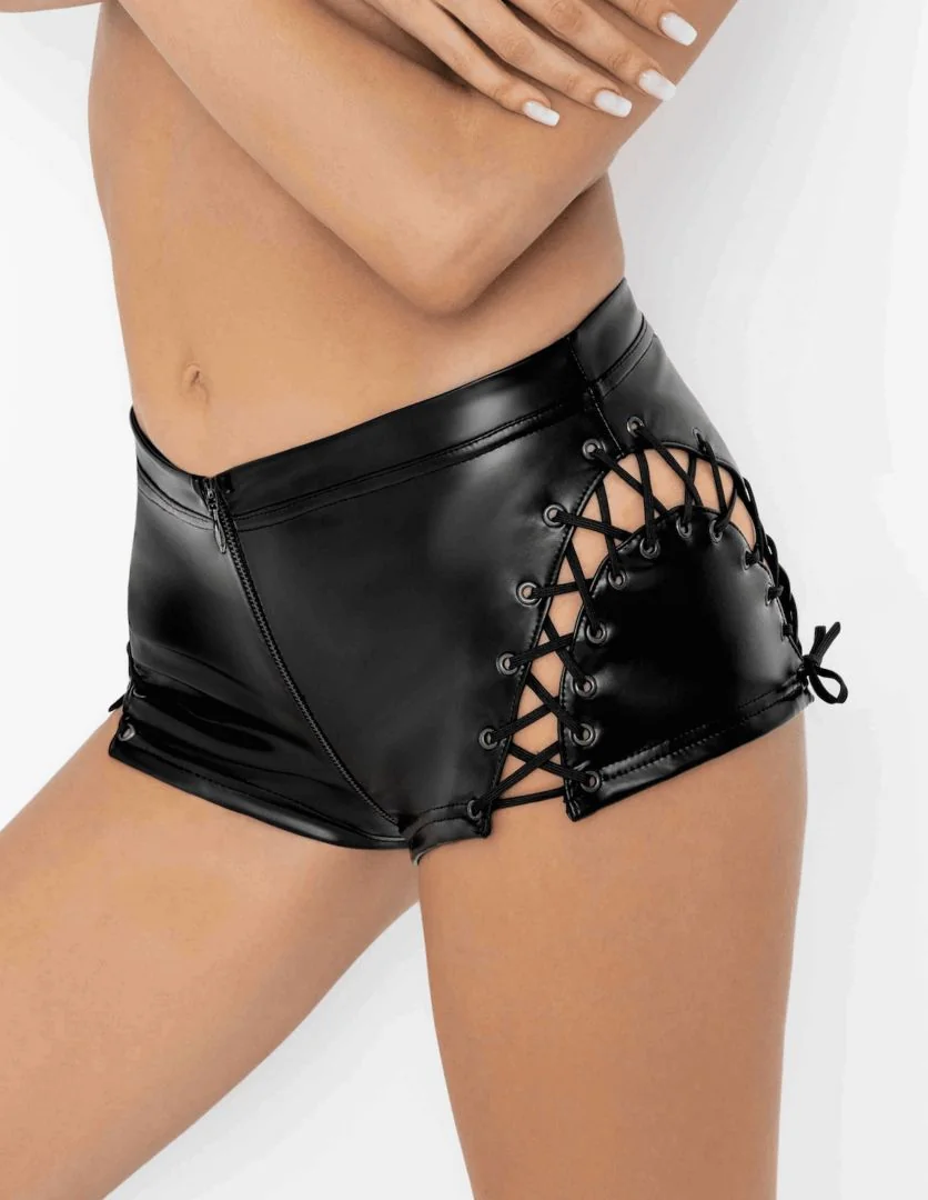 F292 Short aus Powerwetlook mit Spitzenakzenten