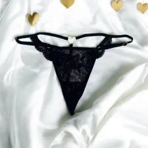 Schwarzer Spitzenstring mit goldenem Herzschmuck – PA02MBLK