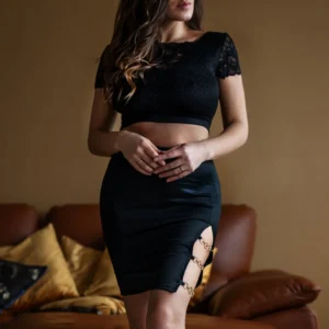 Schwarzer kurzer Rock Elena mit Schlitz an der Seite – LDC08BLK