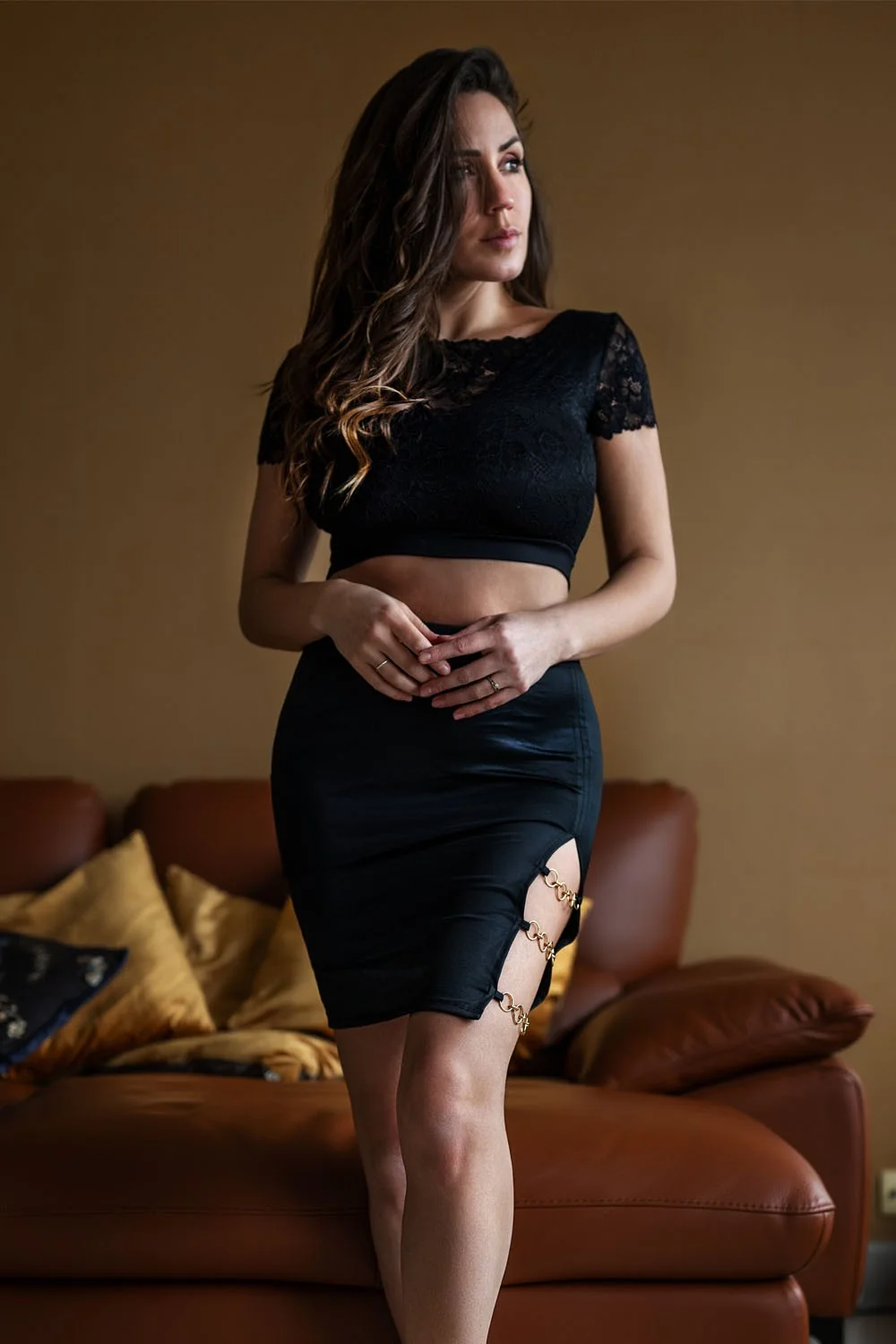 Schwarzer kurzer Rock Elena mit Schlitz an der Seite - LDC08BLK