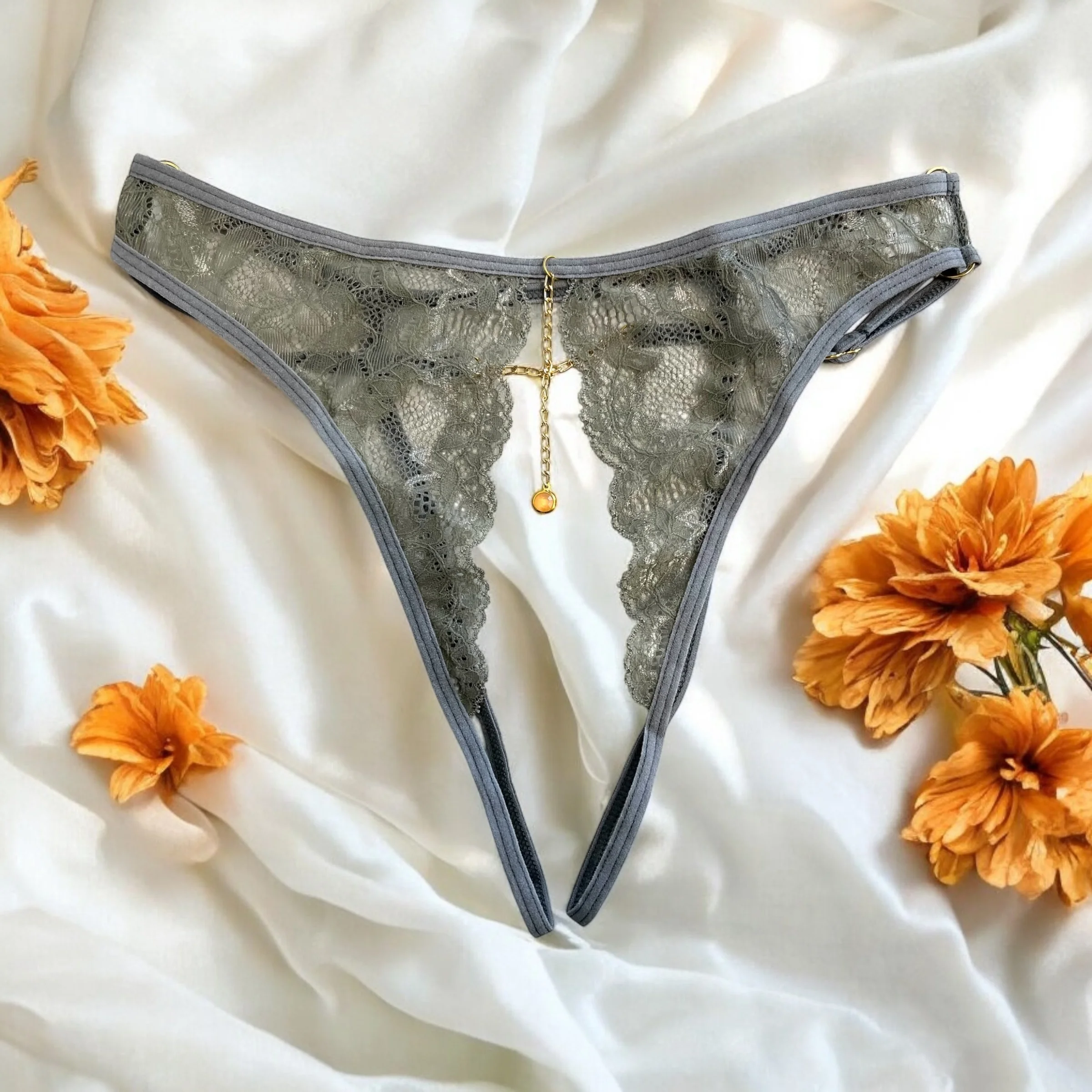 Graue Schnur mit zufälligem Schmuckstück und goldener Kette - PA05MGREY